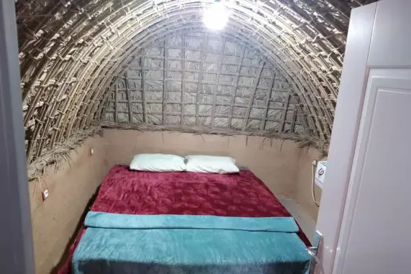 محوطه داخلی اقامتگاه بومگردی دنج هرمز قشم